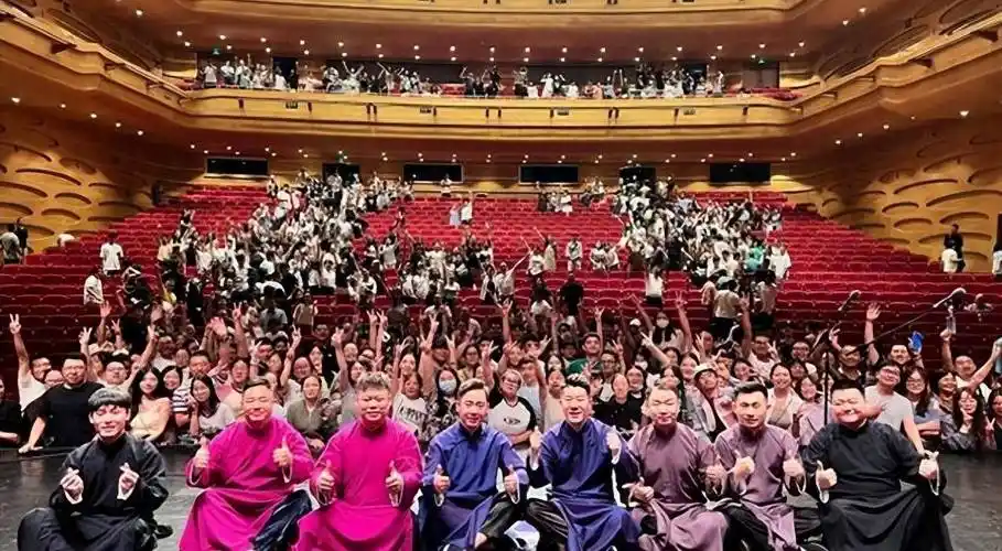 第二场结束,郭德纲晒观众席照,台下依旧满坑满谷_演出_互动_张九南