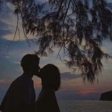 情侣头像一人一半恩爱高清恩爱甜蜜的情头一人一半分开两张图片