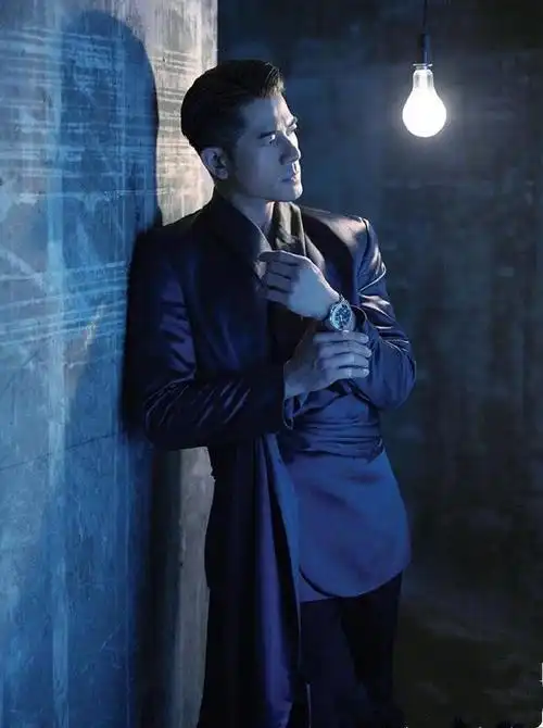 郭富城背头发型图(不仅梳成大背头还染了新发色)(2)