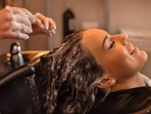 对于我们常看到的男女主角拥抱情节,出现的画面就是被欧爸搂进怀里