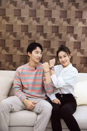 女儿3张豆豆于家翊家中约会