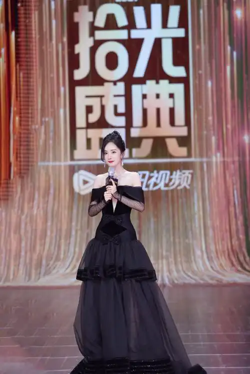 杨幂超话@杨幂#腾讯视频拾光盛典#现场图来啦,拾光开启,不负相伴78