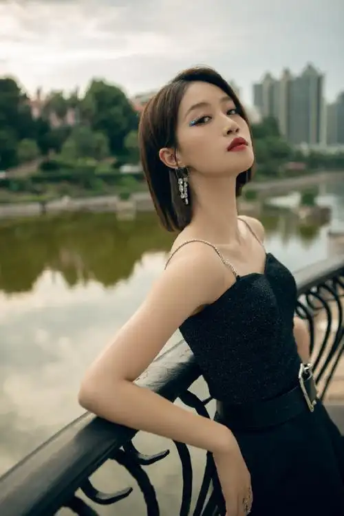 蓝盈莹身穿黑色露肩连体裤眼尾的蓝色碎钻眼线成点睛之笔