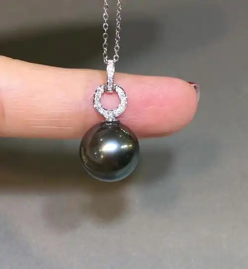 天然大溪地黑珍珠吊坠,18k金钻石镶嵌,珠子正圆强光微微瑕,皮光很亮,