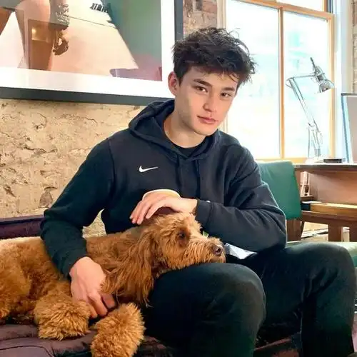 全新华裔混血男模亚历克斯·施拉布,有点像千玺