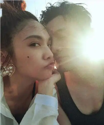 原来李荣浩出道才七年网友搞笑回复你老婆杨丞琳出道20年