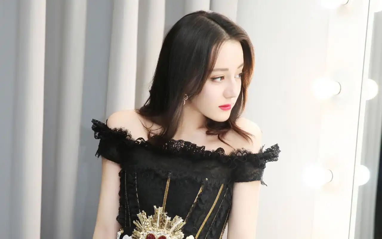 迪丽热巴露肩黑色礼服性感写真图片壁纸