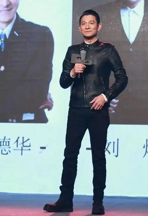 刘德华五款皮衣一款比一款酷帅,梳着大背头成熟,扎起丸子头俏皮