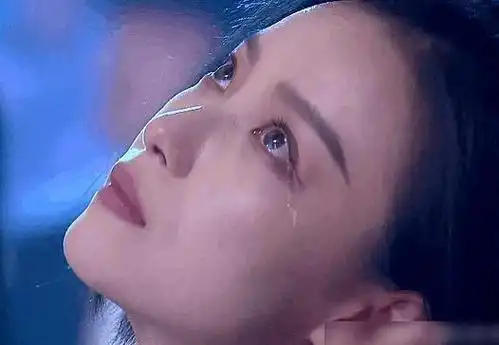 倪妮仙女落泪上热搜意识到眼泪掉下来抬头歪向眼尾妆没花