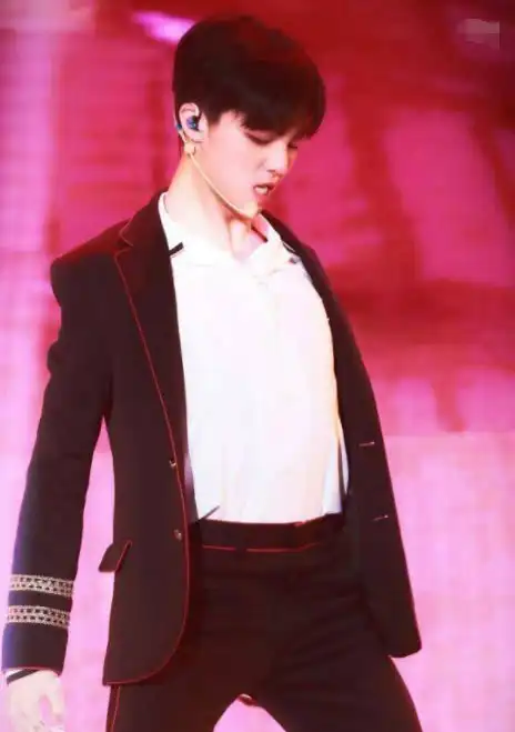 男星集体顶胯陈立农一脸便秘坤坤引人犯罪最后一位笑出猪叫