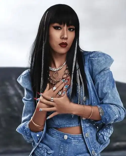 然而,随着年龄的增长和家庭的压力,吉克隽逸被迫