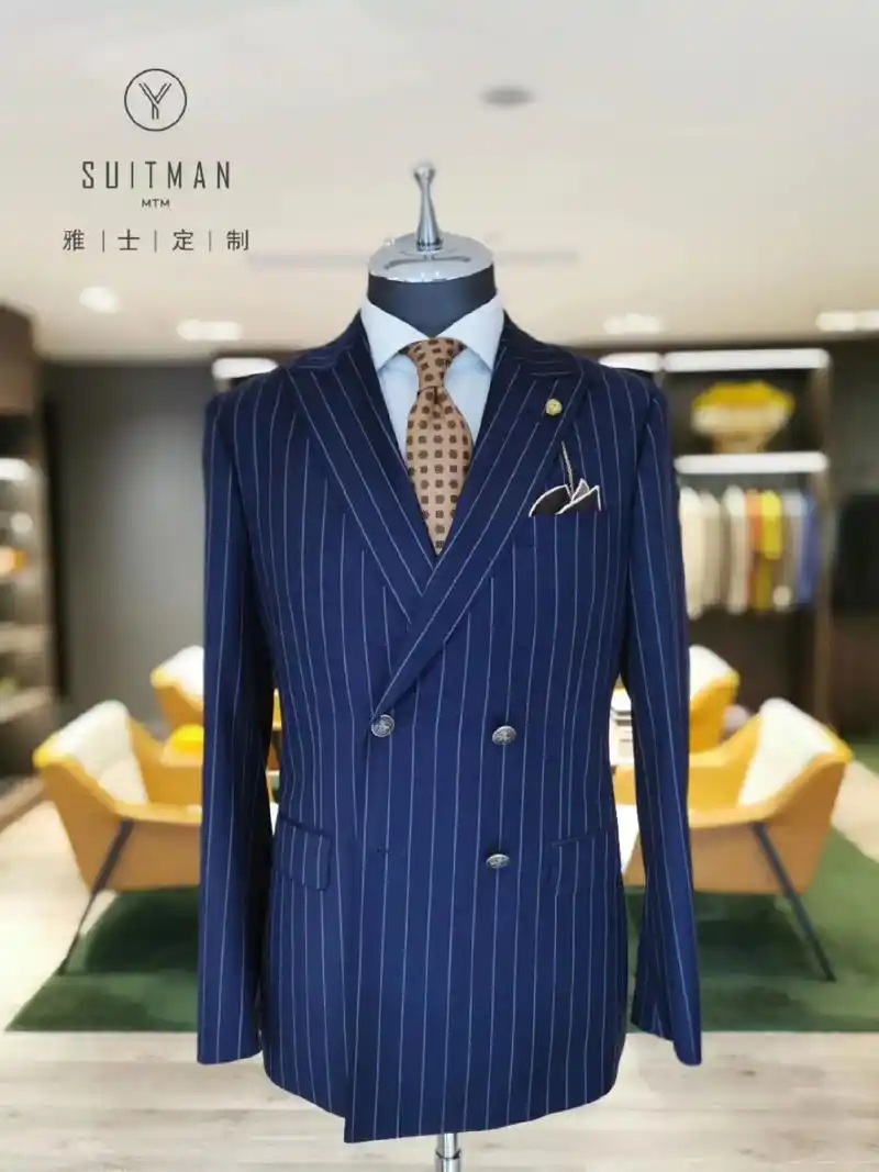 海军蓝双排扣条纹西装.97双排扣的版型强化了腰身 - 抖音