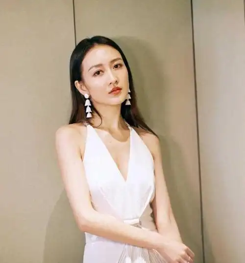 13王鸥的脸型非常完美,五官也很精致,所以她将头发全部别到耳后