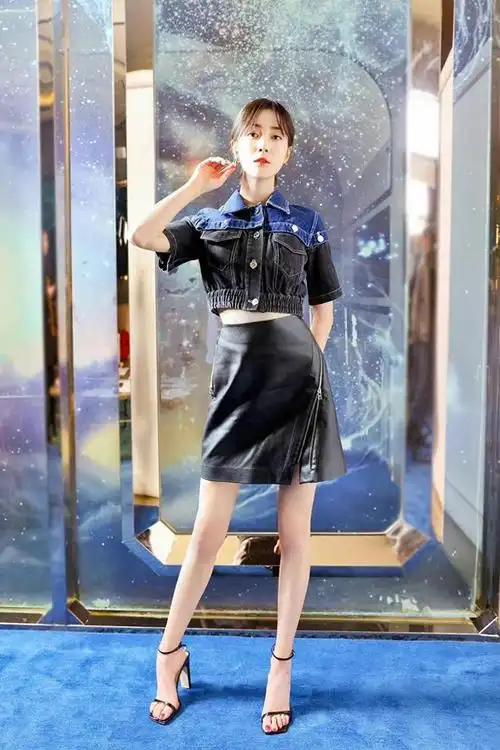 李溪芮身材好就是任性穿挂脖上衣秀纸片人身材香肩美背简直了