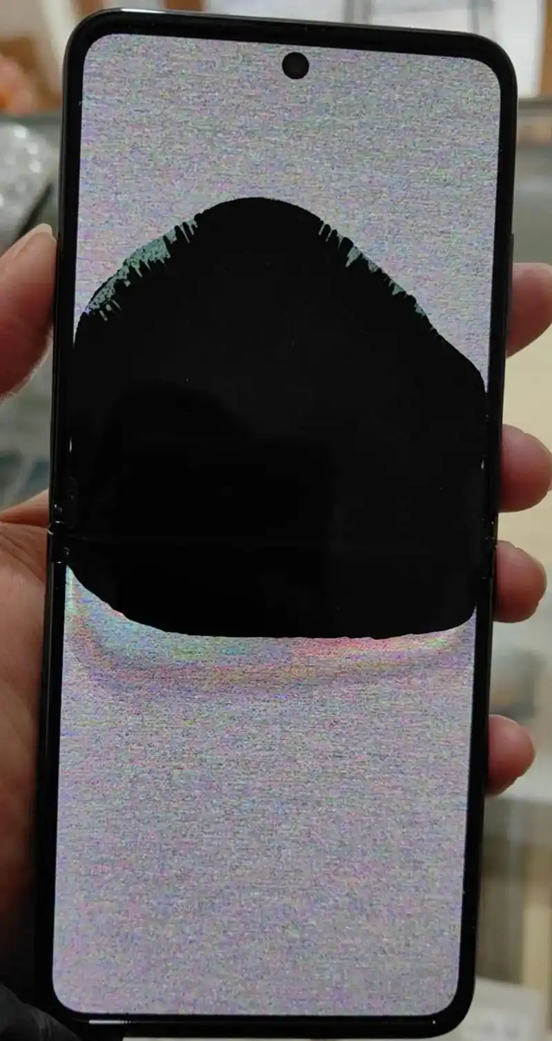 这是一台华为p50pocket手机屏幕漏液了,无法正常显示