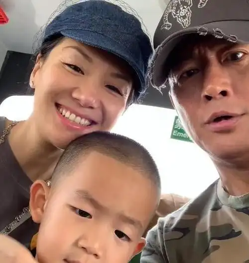 曝出高曙光接孩子,三岁儿子很乖巧,20岁女儿五官与自己超像!