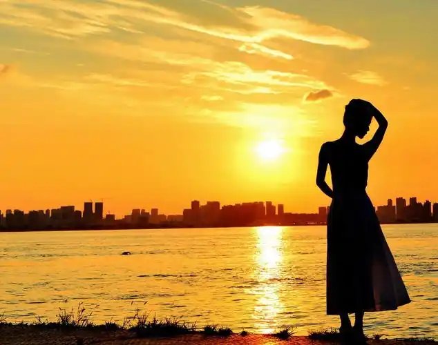 夕阳下的美少女剪影人像