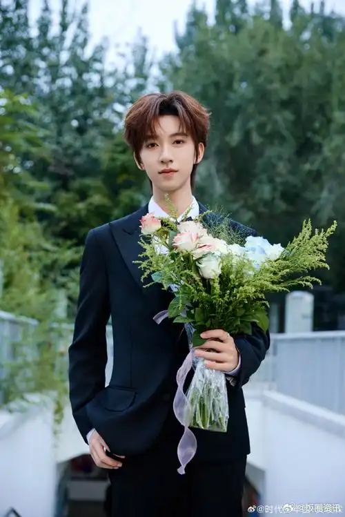 贺峻霖手捧花颜色##贺峻霖捧花配色是中传校徽