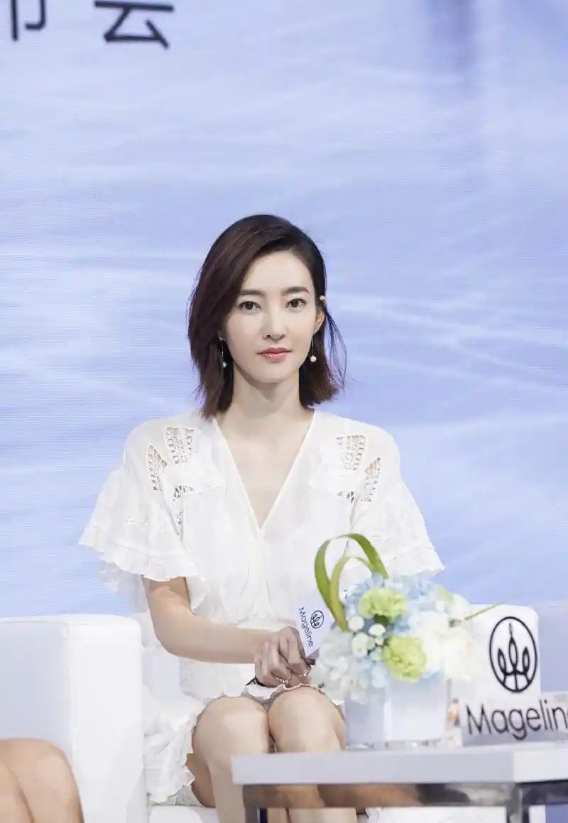 原创气质女神王丽坤就是美剪波波头搭配红色西服套装干练时尚