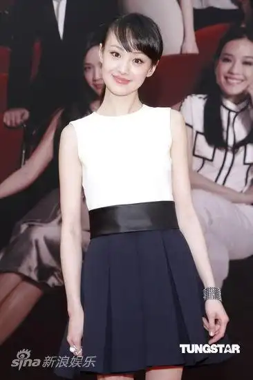 图文:第31届金像奖红毯-郑爽清秀笑容