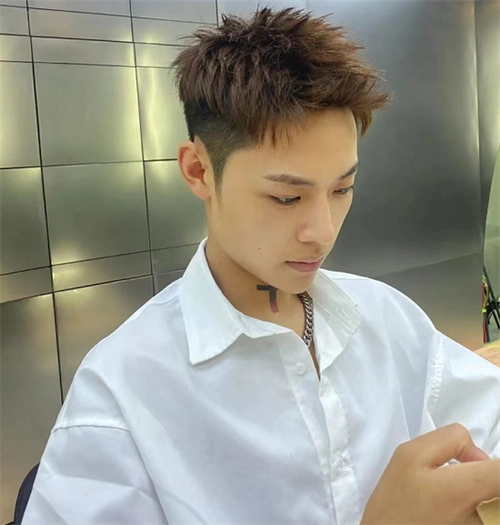 今年热门短发示范 男生帅气前刺发型_男士短发 - 美发站