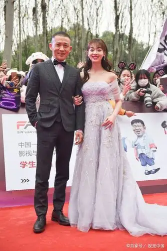 第五届好演员奖红毯秀,聂远手挽吴谨言好亲密!