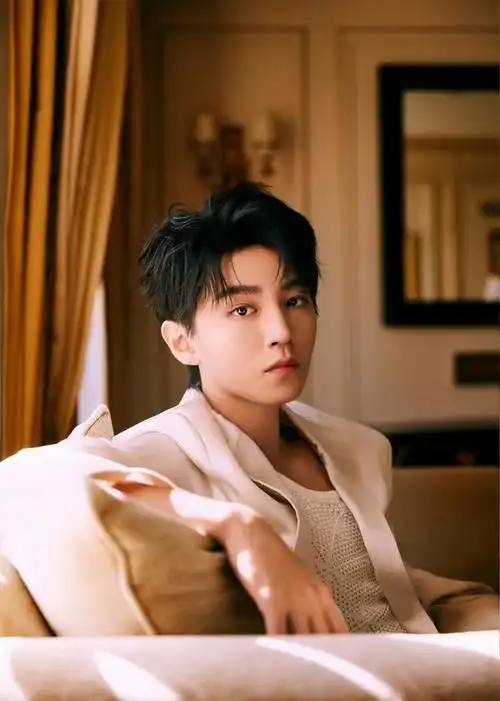 秋日氛围感大片写真,超爱王俊凯巴黎时装周的黑白西装两套造型