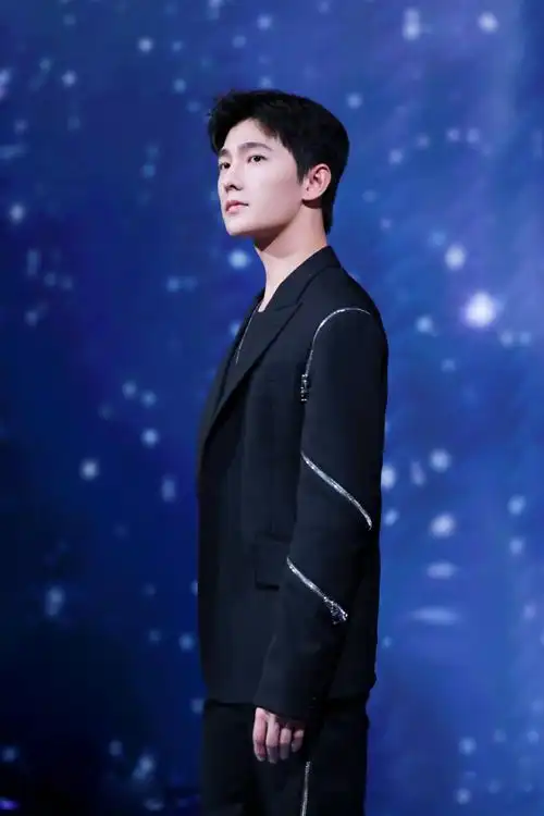 最新舞台造型杨洋身着alexandermcqueen