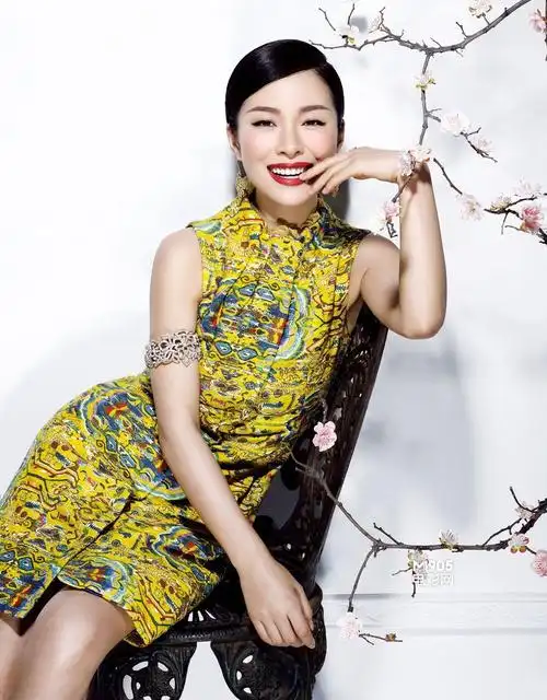 江一燕烈焰红唇俯身秀美腿 文青范儿甜笑惹人爱