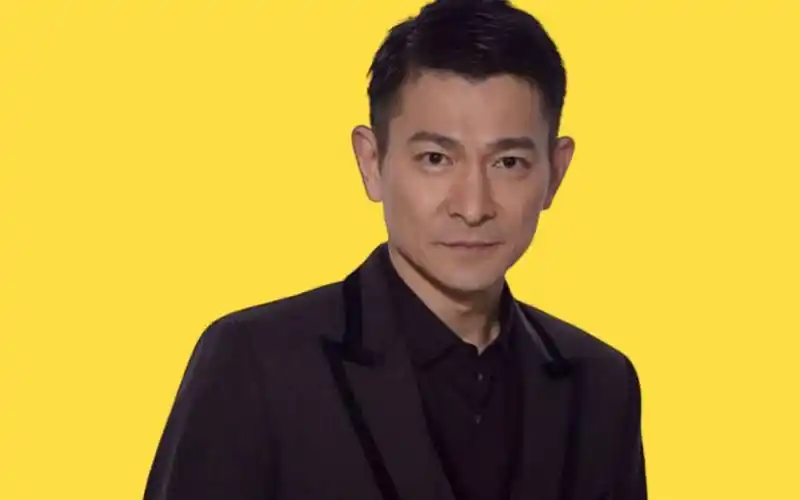 为何身价百亿的天王刘德华,却让亲姐姐住贫民窟,背后真相让人不寒而栗