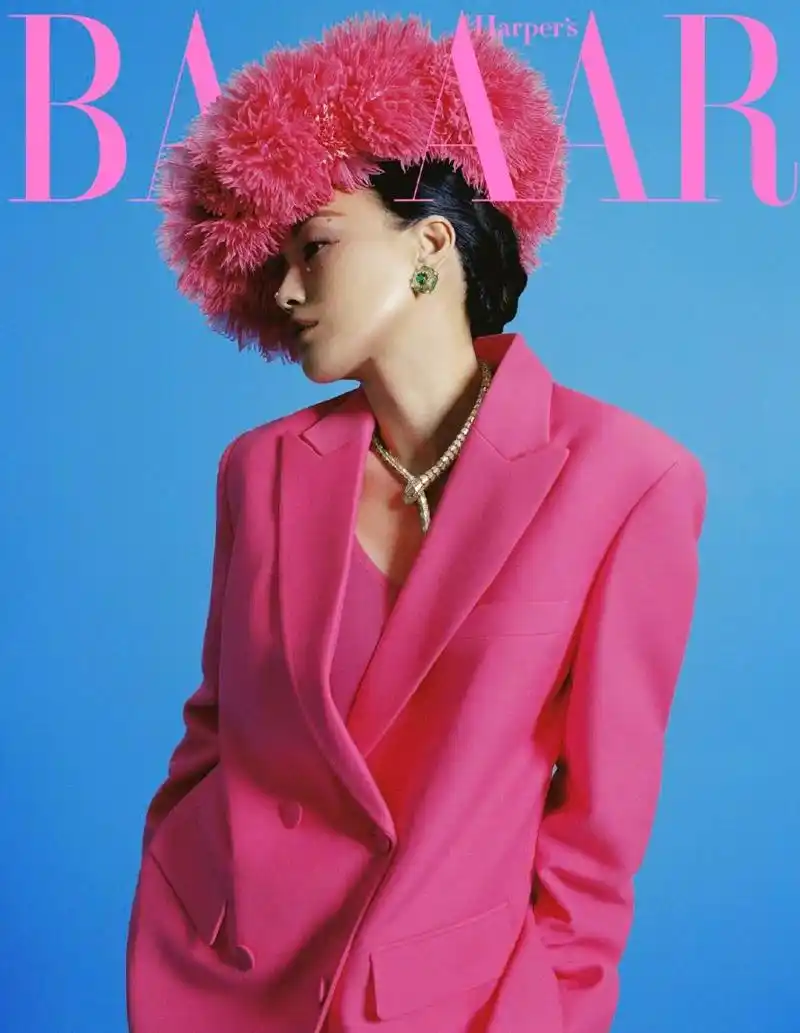 舒淇 x《时尚芭莎》身穿廓形西装套装搭配蛇形项链,酷飒而不失优雅