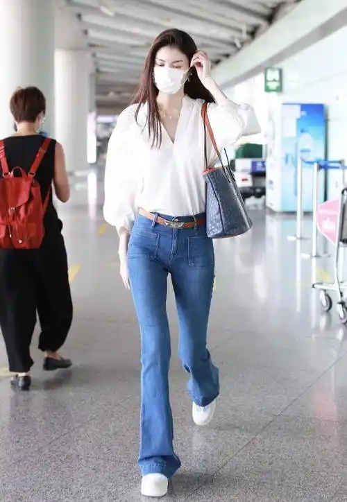 何穗的超模身材太绝了,泡泡袖衬衣搭高腰牛仔裤,腿长一米八_时尚_造型