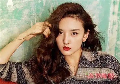 女生成熟妩媚偏梳中长卷发发型