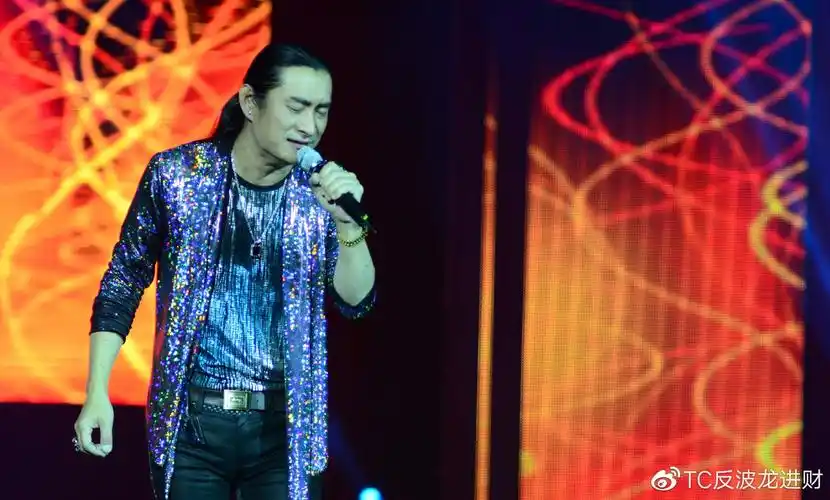 歌手黄安现身商演59岁又唱又跳好拼命被网友赞其凭本事赚钱