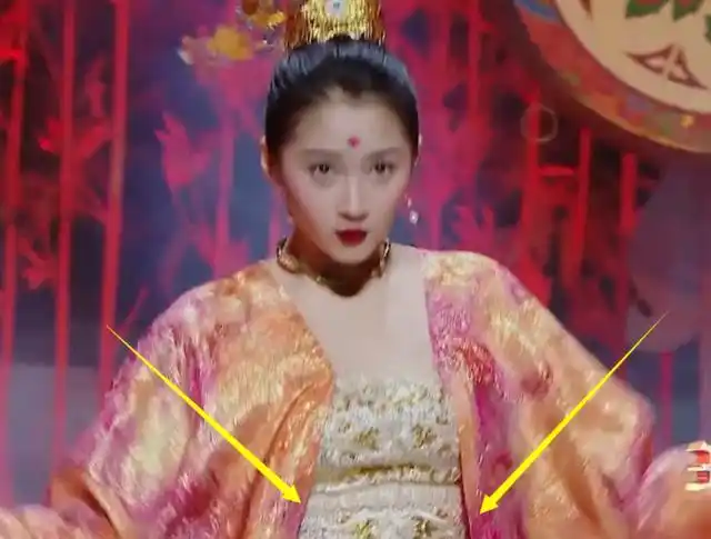 关晓彤为显瘦,腰上用布使劲裹好几圈,抬手后鼓起的肚子认真的?