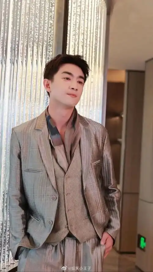 #林更新鎏金西装#