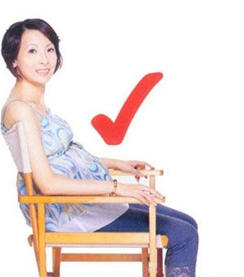 二,孕妇正确坐姿在怀孕时,孕妇腹中的胎儿会加重腰椎的压迫力,如果再