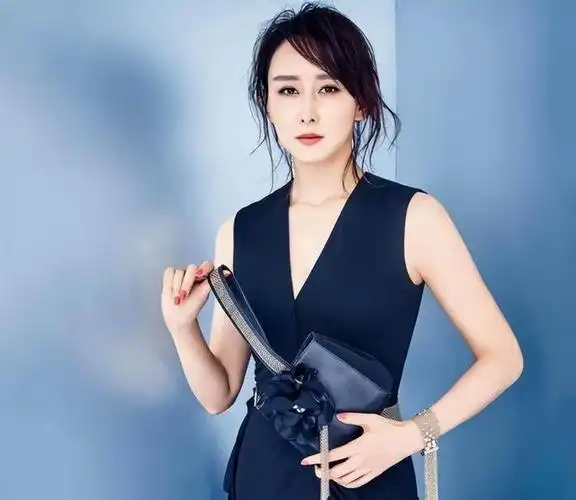 胡静,1978年11月13日出生于云南省楚雄彝族自治州楚雄市.