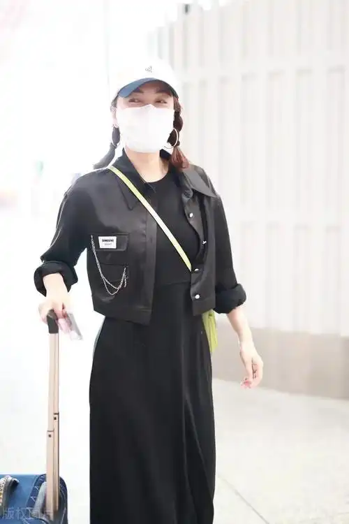 吴昕久违亮相机场!穿全黑look扮酷却变甜美,丝毫没有架子范