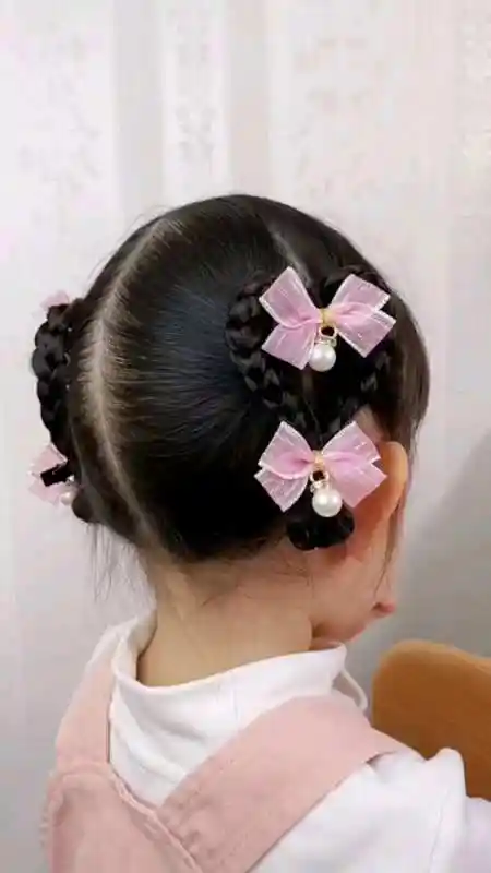 儿童编发:想做精致女孩,试试这款双爱心发型吧,太美了-度小视