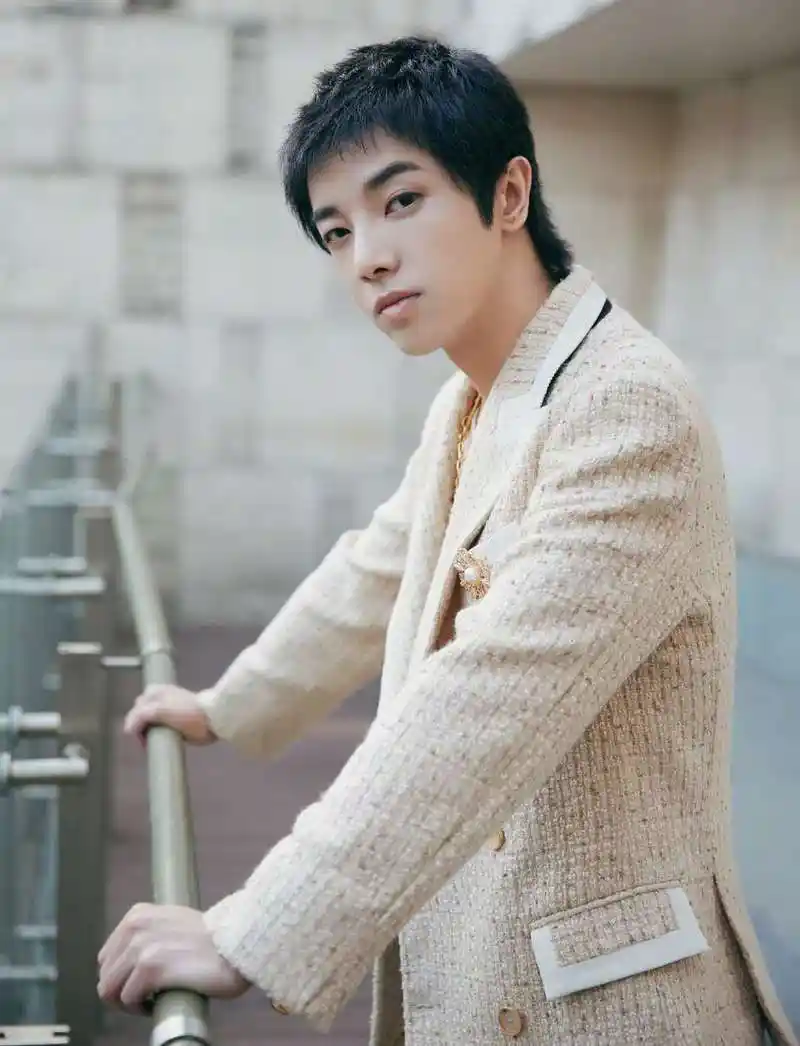 华晨宇短发造型 男友力十足!