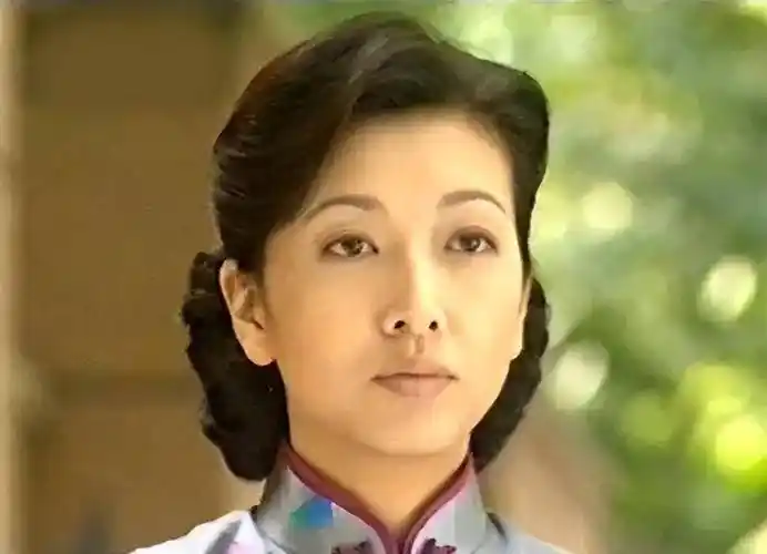 眼睛里都是饱经风霜的感觉,不得不说江珊是一位才华和颜值并存的美女.