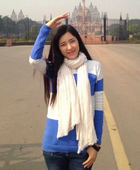 太美太迷人了,早期的曾黎抹胸礼服秀香肩,成功博取眼球