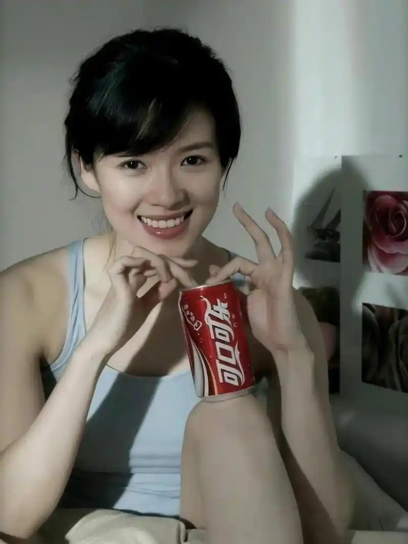 章子怡拍摄可口可乐广告,清纯靓丽 水灵通透的少女美扑面而来,身上穿