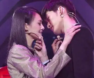 郑爽深夜共胡彦斌同进小区疑似同居