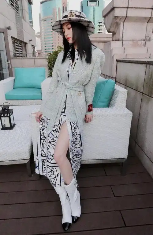 这样的身高,与普通女孩相比,属于正常,可是与女星相比,她就属于"矮