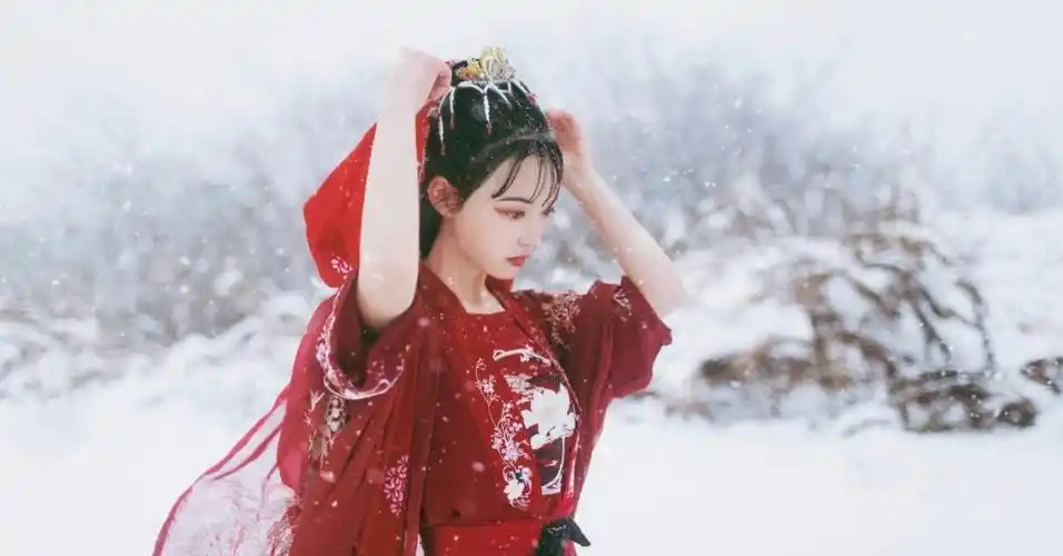 倾国倾城貌!惊为天下人!古风真人女头乛凤倾颜(图源:微博)