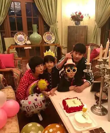 陆毅和鲍蕾面临一样问题,两个人都是有了两个女娃儿,在第三胎是男孩