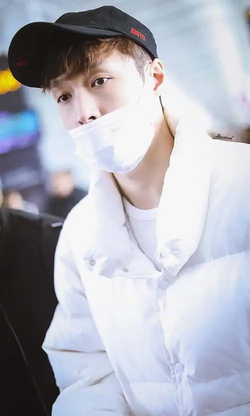 张艺兴戴棒球帽穿白色羽绒服现身机场,戴白色口罩遮面挡不住帅气