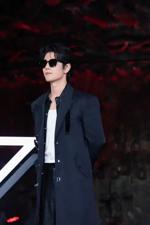 肖战黑色长大衣##肖战暗黑系墨镜造型